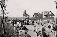 Dobová fotografie z Božího Daru, léto 1945, německé obyvatelstvo připravené k opuštění Československa