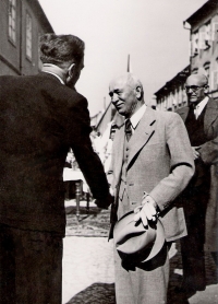 Josef Prchal, otec pamětnice, který byl v roce 1946 předsedou obce Jesenice, vítá při návštěvě prezidenta Edvarda Beneše, Josef Prchal vlevo