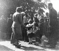 Želmíra Živná greets President Beneš with his wife Hana, father on the right, 1946