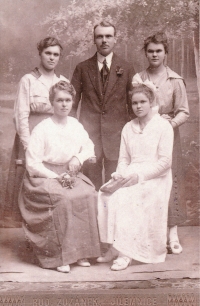 Václavík's children, in the middle, uncle Josef with his sisters
From left: Milena, behind her mother Zdena, Marie and Božena