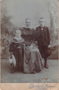 Franz Braun's mother Anna Haase (on the left)