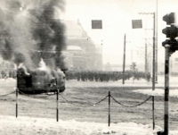 Demonstrace v Polsku v prosinci 1970 proti zdražení jídla. Tehdejší vláda zasáhla proti demonstantům velmi tvrdě