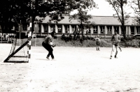 Při fotbalu v brance Petrán (významný fotbalista), obránce František Postupa, Pardubice (Stavařov), 1979