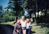 Marie Šírková with her family. Aunt Marie on the left, cousin Růžena on the right, the witness in the middle