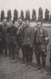 Zcela vlevo otec pamětníka Jaroslav Dopita starší na ploché dráze v Pardubicích, třetí zleva pardubický fotograf Pavelka