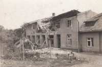 Rodný dům Jaroslava Dopity v Holubově ulici po bombardování Pardubic v roce 1944