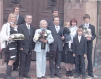 Diamond wedding anniversary, Zdenek Bárta in the middle, left wife Eva, brother Miloš, children and grandchildren, 2013