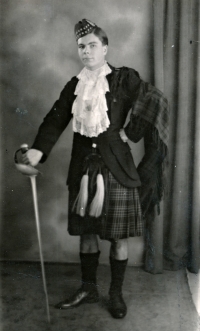 Pamětník ve skotském kiltu na studiích ve Velké Británii, Edinburg, Vánoce 1946