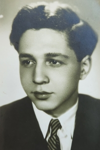 Petr Loubal jako středoškolák, maturitní fotografie, rok 1951