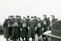 Vojáci anglické RAF, zřejmě čtvrtý zprava je Štefan Jaroš, strýc Agnesy Krajíčkové. Fotografie vznikla v době jeho působení v anglické armádě v letech 1940–1944 