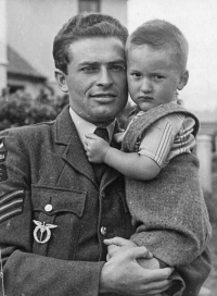 Štefan Jaroš s dítětem v náručí. Na zadní straně fotografie je napsáno: Jaroš Štěpán, narozený v Olešné, padl jako člen posádky Liberatoru, velitel Jaroslav Hala z Vizovic, s dalšími osmi členy dne 3. 10. 1944 70 mil od norského pobřeží. 