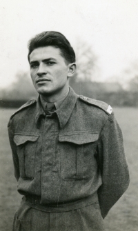 Štefan Jaroš ve vojenské uniformě, fotografováno v období jeho působení v anglické armádě v letech 1940–1944 