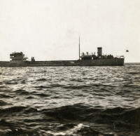 Bojová loď na moři. Fotografie z osobní pozůstalosti Štefana Jaroše, strýce Agnesy Krajíčkové. Fotografie z roku 1940 z období jeho výcviku pro RAF v Anglii