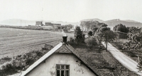 Výstavba čerpací stanice s úpravnou vody v Leskovci, která měla za úkol přečerpávat vodu z toku řeky Moravice do Horního Benešova v roce 1976. Fotografováno z Hartecké ulice