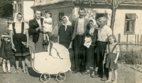 Fotografie rodiny Jarošovy. Zleva sestřenice Zdenka Politzerová, matka Marie Jarošová, rozená Cudráková, otec Ondřej Jaroš, malé dítě v náručí je Agnesa Krajíčková, v kočárku sestra Libuše Krajíčková, rodiče matky – manželé Cudrákovi, manželé Čagalovi ze Slovenska s nejmladší dcerou Anežkou, 1946