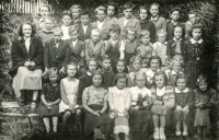 Třídní fotografie žáků Základní školy v Leskovci nad Moravicí. Sedmiletá Agnesa Krajíčková stojí v druhé řadě druhá zprava, 1952