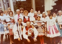 Jan Tomeček with the Czechoslovak community on the occasion of welcoming John Paul II to the USA, squatting on the left, 1979