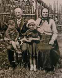 Marie Mikolášková s babičkou a dědečkem, druhá zprava, rok 1935