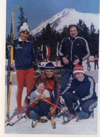 Coach Zdeněk Ciller who led the Czechoslovak relay team to silver and Květa Jeriová to bronze in Sarajevo 1984. Květa Jeriová is standing next to him, Dagmar Švubová and Gabriela Svobodová (on the edge) are kneeling below. Also pictured is little Lucia Svobodová