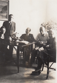 On the left Zdeněk and Villa Bechyňovi, grandparents of the witness, in the middle Karel Čapek, on the right Olga Scheinpflugová