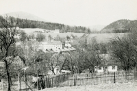 Celkový pohled na Leskovec nad Moravicí nad číslem popisným 285, fotografie z roku 1986