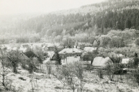 Leskovec nad Moravicí – pohled na spodní část obce, duben 1986