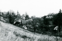 Leskovec nad Moravicí – zátopová oblast, v pozadí kostel v Leskovci, prosinec 1987