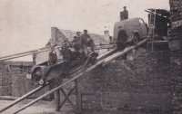 Stěhování automobilů na půdu, 1945