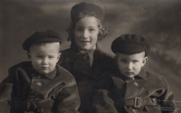 Jan Vosáhlo (right) with his sister Iva and brother Karel shortly after the Second World War