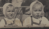 Jan Vosáhlo (left) with his brother Karel at the end of World War II