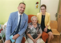 Ludmila Poláchová with the Mayor of Sternebrk, Stanislav Orság, on the occasion of congratulations on her birthday