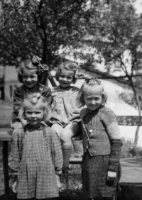 Emilie Kozubíková (vlevo dole) / u pekárny / Bystřice / kolem roku 1944