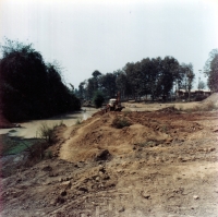 Hloubení nádrže pro vodu na rozmývání zeminy při těžbě safírů, Laos, 1985