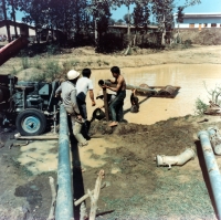 Těžba safírů, příprava čerpadla, Laos, 1985