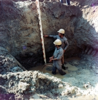 Geologové měří mocnost produktivní vrstvy, Laos, 1985