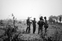 Laoští lovci s puškou na ptáky, Laos, 1986