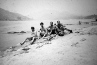 Vyčkávání na opravu lodi při cestě do Luang Prabangu, Jiří Lukš vpravo, Laos, 1984