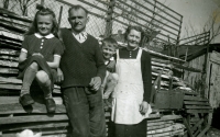 Bohumil and Anna Aman with their children in 1945