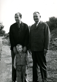 Dědeček Eduard, tatínek Miroslav a malý Miroslav Svobodovi v roce 1965