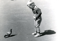 Miroslav Svoboda jako malý chlapec a holoubek v roce 1967