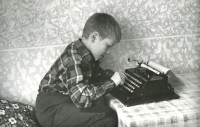 Miroslav Svoboda at the typewriter in 1972 - the beginnings of personal samizdat