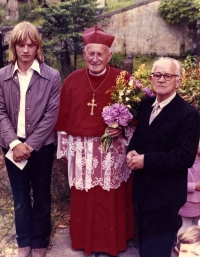 Miroslav Svoboda, kardinál František Tomášek a kmotr Karel Chmelka při biřmování v roce 1979