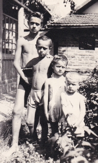 Siblings Bedřich, Jan, Josef and Zdeněk in front of the house