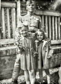 Květoslava Večeřová with a friend and a Soviet soldier