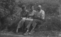 Witness girl with her parents, probably Nové Spolí, ca. 1955