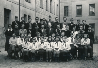 Třídní fotografie z osmé třídy základní devítileté školy v Karlíně, Helena Illnerová třetí zleva ve třetí řadě, 1952