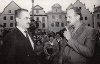 Jan Vondrouš (napravo) s Karlem Schwarzenbergem (nalevo) v Českém Krumlově, 1991