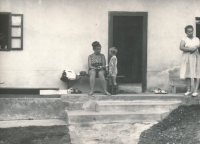 Petr Nikl at the cottage in Hvozdná with his mother and grandmother (right)