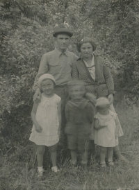 Před odchodem otce na frontu: Václav a Marie, dole zleva Jiřina, Václav a Vlasta, 1942
