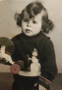 The witness aged three before the beginning of the Nazi occupation